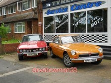 PHOTO  ROVER 3500 AND MGB CARS