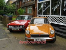 PHOTO  ROVER 3500 AND MGB CARS