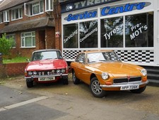Photo A3 Rover 3500 and MGB