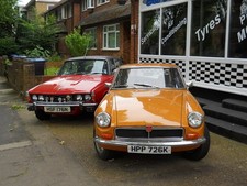 Photo A1 Rover 3500 and MGB